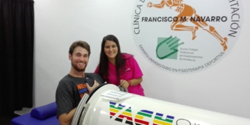 Javi González, junto a la fisio del equipo estudiantil, Rocío Fernández Navarro.