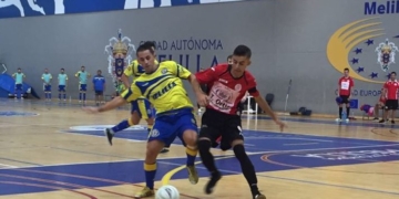 El melillense Javi Sánchez, con el balón, en uno de los partidos de esta temporada.