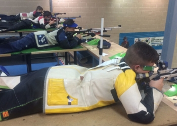 Línea de tirada de los deportistas de carabina en la posición de tumbados.