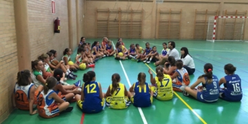 Jugadores de las categorías menores concentrados en el pabellón Miguel Fernández de nuestra  ciudad.