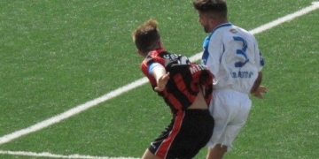Lucha de un balón entre un jugador melillense y uno peninsular.