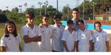 Algunos de los chicos que pertenecen a la Escuela de Tenis y que estuvieron recientemente en Málaga.