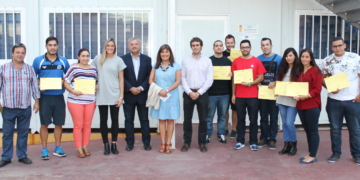 Foto de familia de los alumnos que recogieron sus correspondientes diplomas acreditativos.