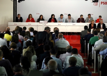 GRA032. MADRID, 23/10/2016.- La gestora que dirige el PSOE desde la dimisión de Pedro Sánchez, poco antes de que diera comienzo esta mañana la reunión del Comité Federal del PSOE, máximo órgano entre congresos, que debatirá y votará la posición política que tomarán los socialistas en el Congreso ante el proceso de investidura del líder del PP, Mariano Rajoy, una decisión que ha provocado una de las mayores crisis en la historia del partido. La gestora ha propuesto que el Comité Federal acabe a las 13.30, lo que ha provocado el malestar de los "sanchistas", que creen que eso supone "limitar" la libertad de las intervenciones. EFE/Sergio Barrenechea