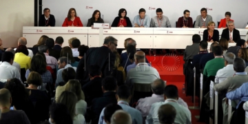 GRA032. MADRID, 23/10/2016.- La gestora que dirige el PSOE desde la dimisión de Pedro Sánchez, poco antes de que diera comienzo esta mañana la reunión del Comité Federal del PSOE, máximo órgano entre congresos, que debatirá y votará la posición política que tomarán los socialistas en el Congreso ante el proceso de investidura del líder del PP, Mariano Rajoy, una decisión que ha provocado una de las mayores crisis en la historia del partido. La gestora ha propuesto que el Comité Federal acabe a las 13.30, lo que ha provocado el malestar de los "sanchistas", que creen que eso supone "limitar" la libertad de las intervenciones. EFE/Sergio Barrenechea