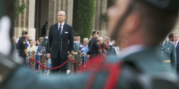 GRA249 ZARAGOZA, 05/10/2016.- El director general de la Guardia Civil, Arsenio Fernández de Mesa, durante el acto de celebración de la patrona del Cuerpo, la Virgen del Pilar, ante la Basílica de Zaragoza. EFE/Javier Cebollada