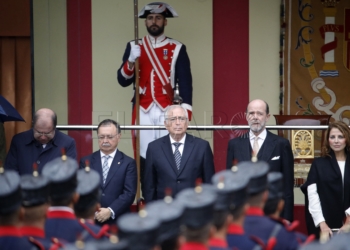 GRA038. MADRID, 12/10/2016.- El presidente de la Ciudad Autónoma de Ceuta, Juan Jesús Vivas (2ºi), y el de Melilla, Juan José Imbroda (c), momentos antes del acto central del Día de la Fiesta Nacional, en el que se rendirá homenaje a la Bandera y a los que dieron su vida por España, y que contará con desfiles aéreo y terrestre. EFE/Juanjo Martín