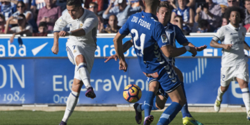 El delantero portugués del Real Madrid Cristiano Ronaldo (i) lanza marcando gol ante el Deportivo Alavés.