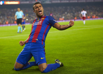 El centrocampista brasileño del FC Barcelona, Rafinha, celebra su gol, primero del equipo frente al Granada CF.