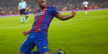El centrocampista brasileño del FC Barcelona, Rafinha, celebra su gol, primero del equipo frente al Granada CF.