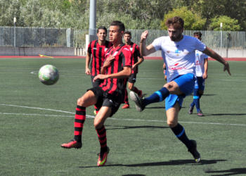 Uno de los futbolistas melillenses, en plena lucha en el partido.