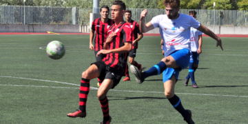Uno de los futbolistas melillenses, en plena lucha en el partido.