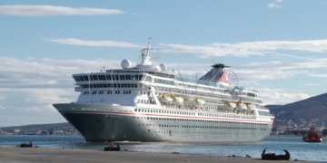 El crucero ‘Balmoral’, de la compañía Fred Olsen Cruise Lines, atracó en Melilla sobre las 9:00 horas con lluvia y se despidió de la ciudad con buen tiempo.