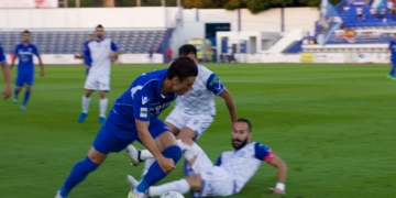 Uno de los jugadores de la UD Melilla se zafa de un adversario.