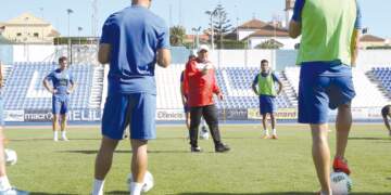 El técnico melillense, en una de las sesiones de entrenamiento con sus jugadores.