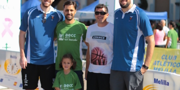 Representantes del cuerpo técnico y la plantilla del Club Melilla Baloncesto.