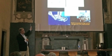 El director de la UNED, Antonio Bravo, durante la exposición de su investigación en Florencia.