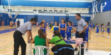 Colegiados junto a las componentes de la mesa de uno de los partidos disputados este fin de semana.