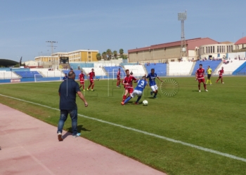 El técnico azulino, muy atento en las jugadas de sus futbolistas.