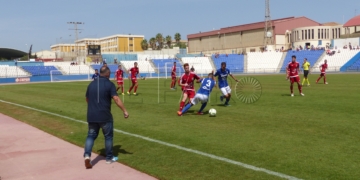El técnico azulino, muy atento en las jugadas de sus futbolistas.