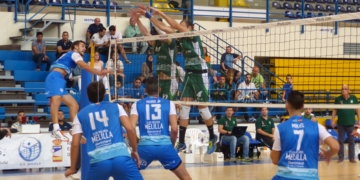 Remate del colocador del CV Melilla, Vicente Monfort, en el partido ante los almerienses.