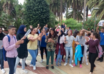 Los alumnos de varios institutos locales adelantan la protesta educativa