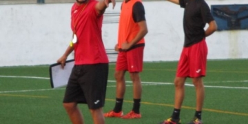 El primer entrenador de la escuadra de nuestra ciudad, en una de las sesiones de trabajo con sus jugadores.