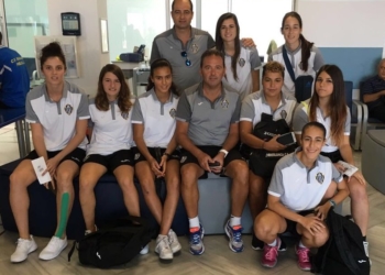 Componentes de la escuadra del Torreblanca, en el aeropuerto de nuestra ciudad.