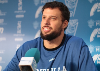 El pívot del Melilla Baloncesto, Eduardo Gatell, en la rueda de prensa de la entidad melillense.