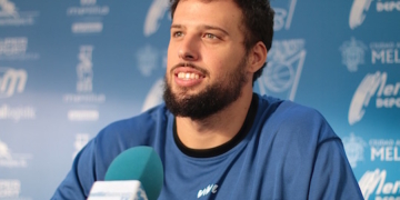 El pívot del Melilla Baloncesto, Eduardo Gatell, en la rueda de prensa de la entidad melillense.