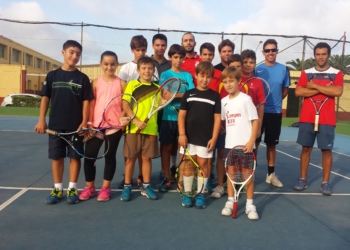 Todos los deportistas locales estuvieron muy atentos en la charla del tenista nacional.