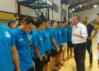 Antonio Miranda junto a los componentes de la plantilla y cuerpo técnico del conjunto de nuestra ciudad.