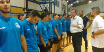 Antonio Miranda junto a los componentes de la plantilla y cuerpo técnico del conjunto de nuestra ciudad.
