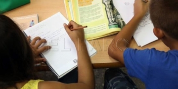 BARCELONA 23 09 2015  SOCIEDAD BARCELONA NI  OS CON PROBLEMAS SOCIALES QUE TIENEN DEFICIENCIAS  EN LOS ESTUDIOSEN EN LA FOTO ALEX Y MAR  A ESTUDIANDO Y HACIENDO DEBERES DESPUES DEL COLE    FOTO  ELISENDA PONS