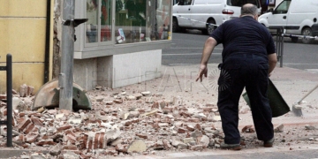 -FOTODELDIA- GRA020. MELILLA, 25/01/2016.- El terremoto de 6.3 grados registrado hoy en el Mar de Alborán se ha percibido con mayor intensidad en Melilla, donde ha causado daños en edificios y la suspensión de las clases en la ciudad autónoma para evaluar el estado de los centros educativos. Según ha informado el servicio de emergencias 112 en su cuenta oficial de Twitter, de momento solo se han notificado "incidencias materiales" en Melilla, y ha recomendado a la población que mantenga la calma y haga caso únicamente a las fuentes de información oficiales debido a los numerosos rumores que han empezado a circular. EFE/Francisco García Guerrero