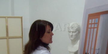 La pintora oriolana Eva Ruiz, finalista del Certamen de Pintura y Escultura de Melilla, en su estudio.