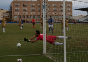 Estirada del portero onubense Arturo, en un lance del partido.