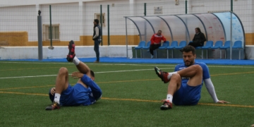 El jugador criado en la cantera de nuestra ciudad (d), entrenándose en el campo de La Espiguera.