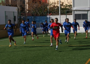 Alberto Martínez, al frente de los jugadores azulinos.
