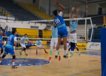 Remate de uno de los jugadores melillenses en esta Liga.