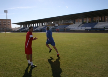 Alberto Martínez, preparador físico del conjunto azulino, cambió su rol y ejerció como técnico en la sala de prensa.