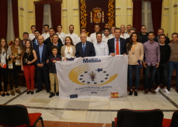 Juan José Imbroda, presidente de la CAM, y Antonio Miranda, consejero de Deporte, posan junto a los deportistas locales en el Salón Dorado del Palacio de la Asamblea de Melilla