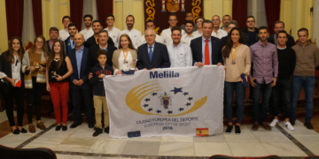 Juan José Imbroda, presidente de la CAM, y Antonio Miranda, consejero de Deporte, posan junto a los deportistas locales en el Salón Dorado del Palacio de la Asamblea de Melilla