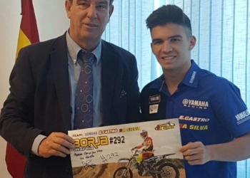 El deportista local, junto al consejero de Deportes.