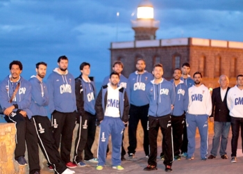 La escuadra azulina posa frente al faro de Melilla La Vieja.