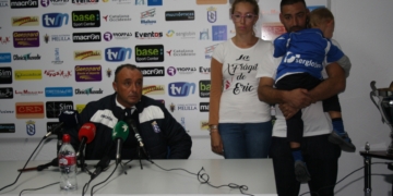 El técnico del conjunto melillense, en la rueda de prensa oficia, junto a Éric y sus padres.