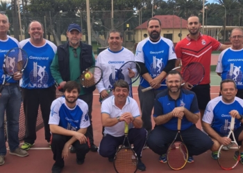 Foto de familia de todos los participantes en estas jornadas, en el complejo de La Hípica.