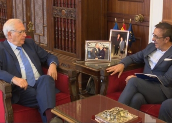 Juan José Imbroda charla con el presidente de la Federación Española de Triatlón, José Hidalgo.