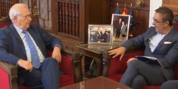 Juan José Imbroda charla con el presidente de la Federación Española de Triatlón, José Hidalgo.