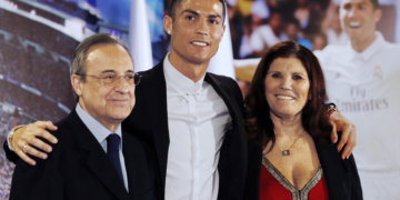El portugués, acompañado por su madre, Maria Dolores dos Santos (d), y por el presidente del club, Florentino Pérez (i),